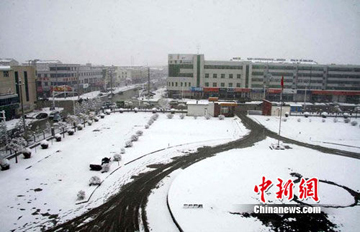 河北张家口坝上地区四月飞雪