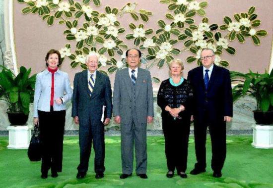 南(中)27日在平壤万寿台议事堂会见来访的 美国 前总统卡特(左二)一行