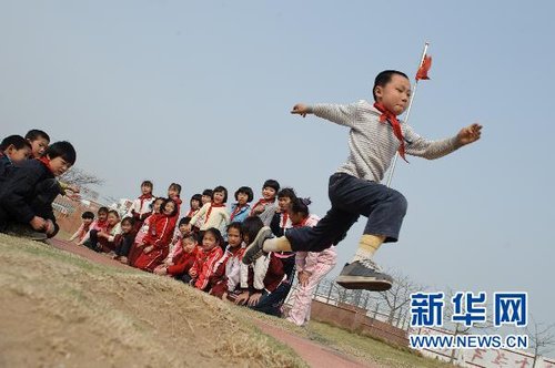 就读的泉州师院附属丰泽小学的操场上,上体育课的小学生们在练习跳远