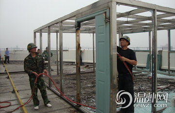 温州得月花园楼顶违建强制拆除