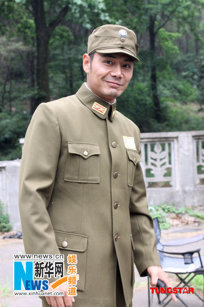 组图:邵兵国民党军装显帅气 父子联手出演拼演技