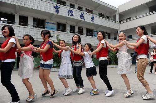 杭州:大学生志愿者与农民工子女喜迎六一_大