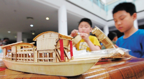 学生正在比赛上现场制作嘉兴南湖红船模型