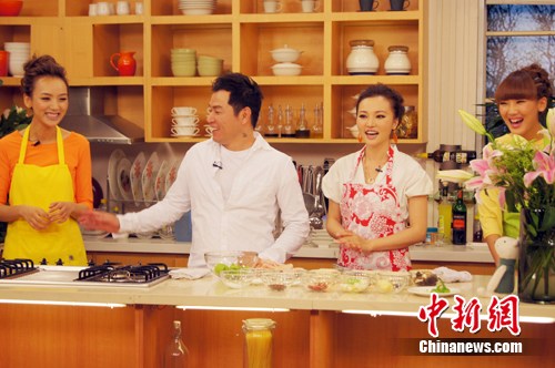 歌手李佳璐节目秀精湛厨艺 菜品获嘉宾称赞(图