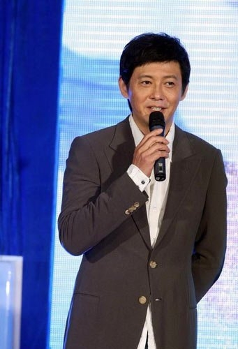 1994年和倪萍一起主持央视春节联欢晚会,同年担任《正大综艺》主持人
