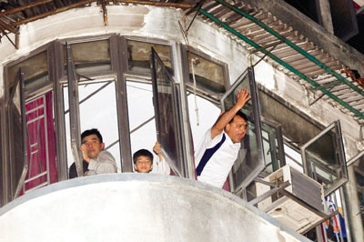 报道,香港红磡马头围道一幢分租房林立的"三无"旧楼,15日凌晨发生火灾