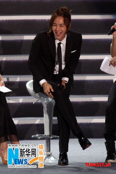 张根硕演唱会迎台风开唱 称台湾歌迷是老婆(图