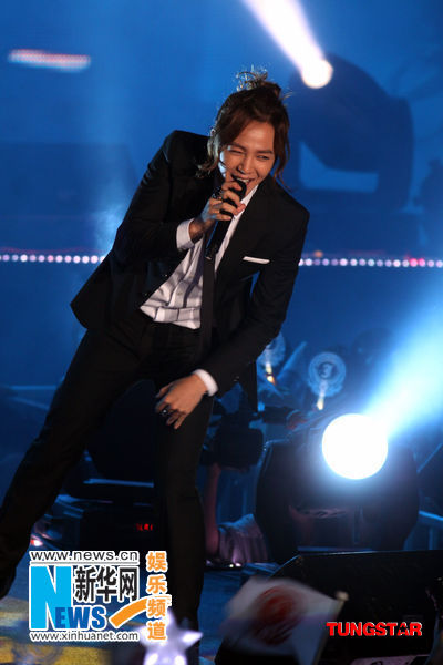 张根硕演唱会迎台风开唱 称台湾歌迷是老婆(图