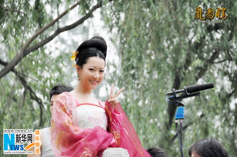 白冰拍《凰图腾》屡受虐 称自己在戏中很可怜