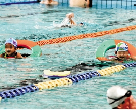 宁波游泳中心不让自带游泳圈 场内却在收费出