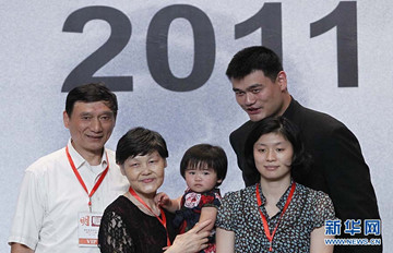 姚明退役全家亮相