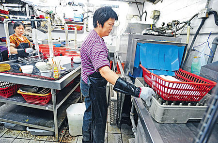 香港最低工资效应:高薪兼职涌现 饮食业空缺最