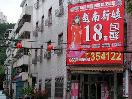 越南新娘瞄准中国单身男 5万就能娶貌美处女