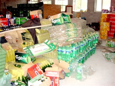 哈尔滨过期啤酒兑雪碧制假洋啤酒_雪碧 塑包装