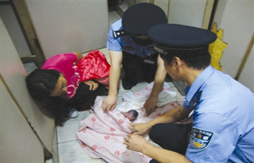 厕所里生下早产女婴