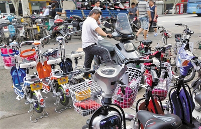 市区黎明西路电动车销售商把小型电动自行车摆在店堂显眼处.