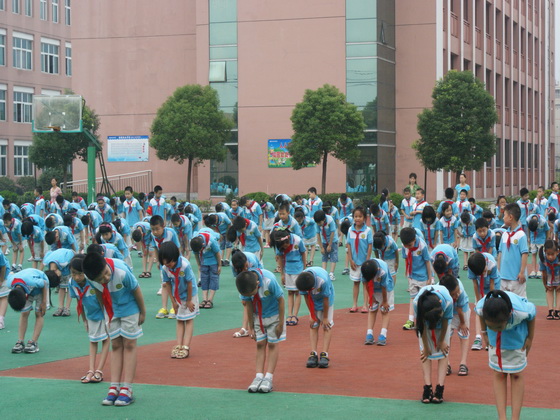 学生向老师三鞠躬表谢意.