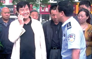 男子撞交 笑打电话