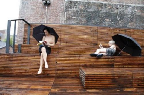 纽约<em>女孩</em>街头裸体读书 促<em>裸胸</em>合法化[组图] _温