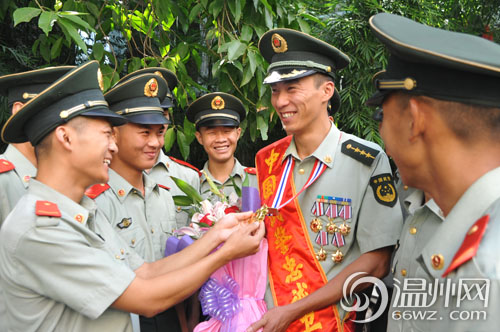温州武警许越峰被授予"中国武警十大忠诚卫士"