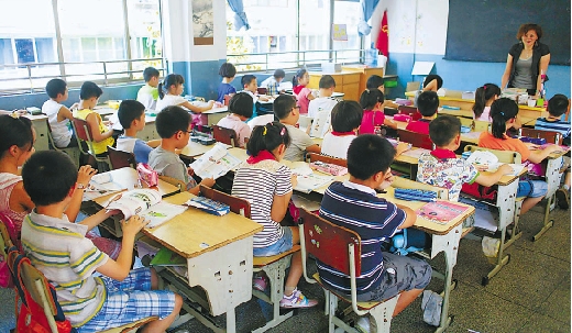 昨天,杭州一小学的孩子们在上课.