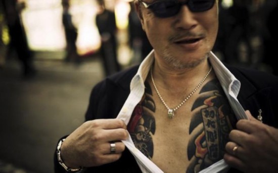 实拍日本黑帮生活:成员犯错切手指