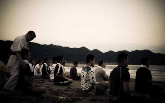 实拍日本黑帮生活:成员犯错切手指