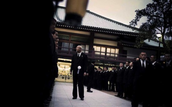 实拍日本黑帮生活:成员犯错切手指