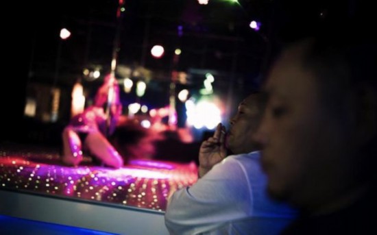 实拍日本黑帮生活:成员犯错切手指