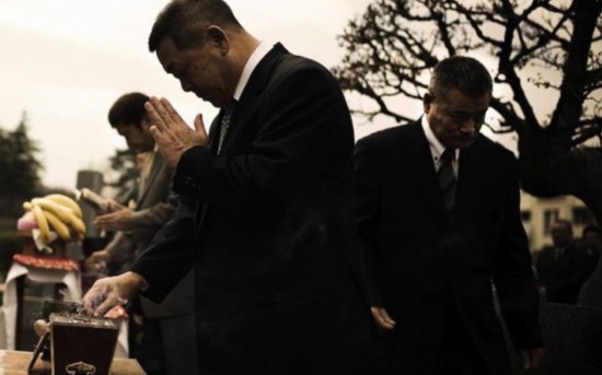 实拍日本黑帮生活:成员犯错切手指