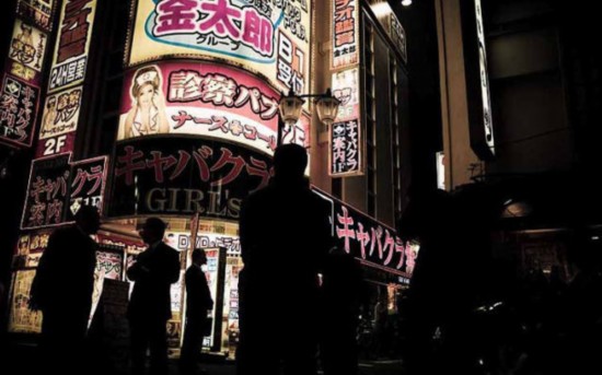 实拍日本黑帮生活:成员犯错切手指