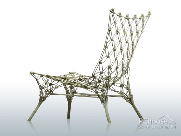 绳结椅子设计理念: 绳结椅子一把小扶手椅,是Marcel Wanders1996年的作品,属于Droog Design品牌,这把椅子状似由绳子打结而成,体现Marcel的家具设计理念充分了解材料的特性、用途、来源,以轻质材通过特别的方式负重。这种创新的理念成为意大利著名家具公司cappellini的象征性符号及代表产品。 2、 2000年代椅子故事:Plank MYTO悬臂椅及Magis Chair One四脚椅
