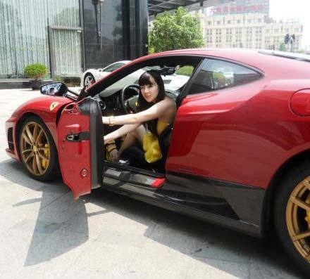 专车法拉利 90后美女嗲嗲卖萌各种炫富(组图)