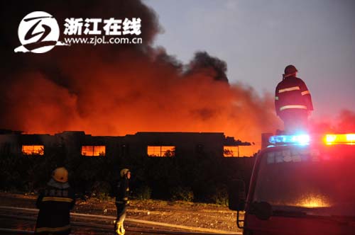 宁波江北区庄桥火车站旁一厂库发生起火爆炸