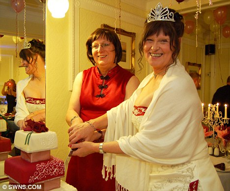 英六旬老汉变性隆胸 术后与男伴喜结连理_变