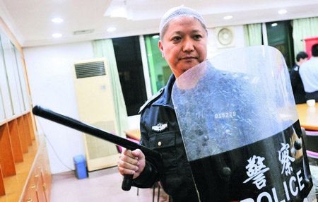 广州男子手持匕首闹市区疯砍 7人被砍伤(图)