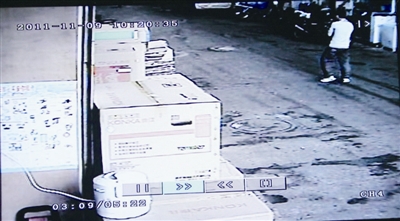 温州再现群侠斗歹徒 “飞腿侠”当街踢倒抢包贼