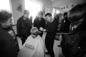 网友感慨<em>发型师</em>多是男性 众女<em>发型师</em>转行做美