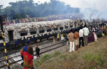 印度一辆火车起火 造成7人死亡12人受伤