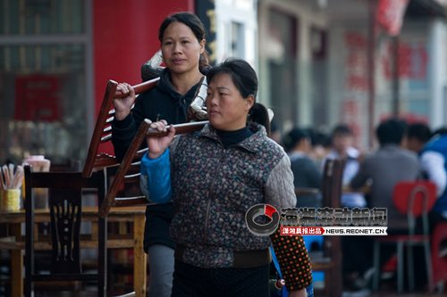 湖北<em>擦鞋女</em>每天收剩饭给流浪汉吃 温暖网友(图