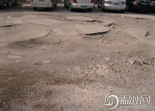 揭疤栽花巡城记:网民称小南路南段像“月球表面”