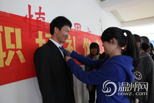 应对求职 温州大学生忙学礼仪