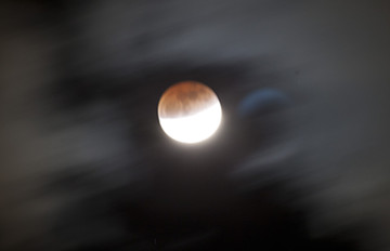 温州上空挂起红月