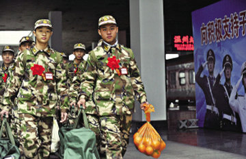 首批新兵上午抵温