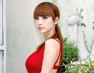 高清:柳岩拍写真玩颠覆 斜刘海显女神风范