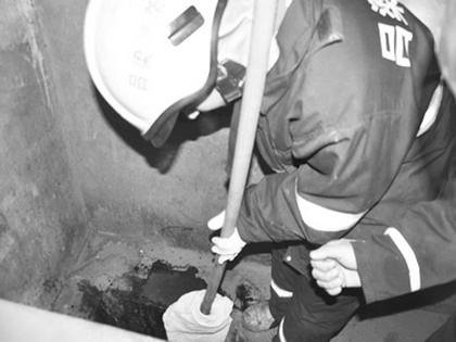 新生女婴被扔进粪池 被捞出时已无哭啼声(图)