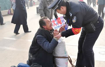 老人跪谢民警援助