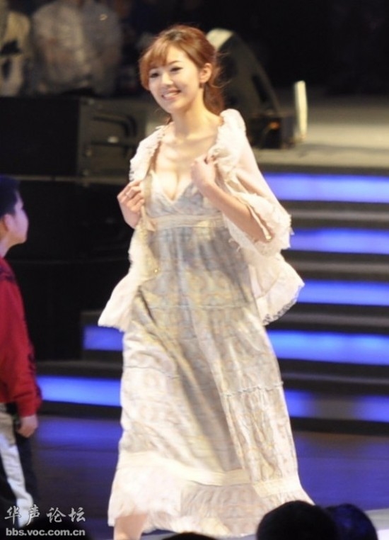 百度年会美女"度娘"身价暴涨 代言费达7位数
