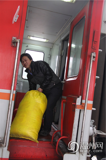 体验火车票实名制：旅客希望服务细节更人性化