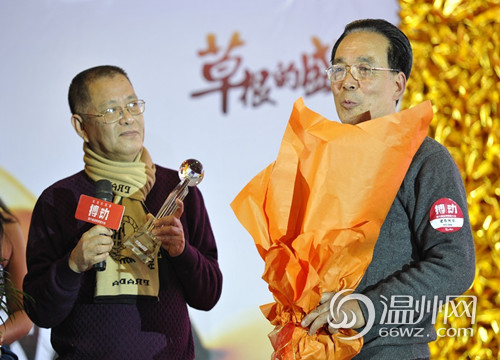 主持人“百晓”现场颁奖 笑称自己是片“夕阳”